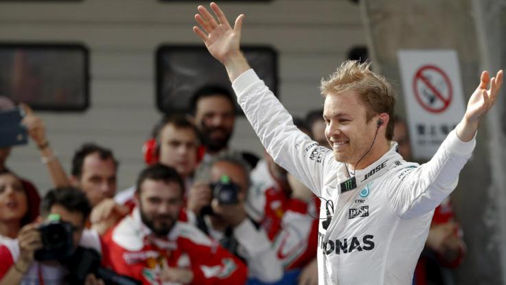 Formula 1, Nico Rosberg è campione del mondo 2016. Sul podio con le lacrime, vince 34 anni dopo il padre