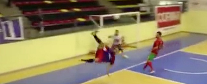 Copertina di Calcio a 5, la prodezza del calciatore calabrese applaudito anche dagli avversari