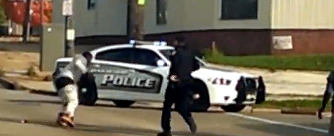 Copertina di Usa, quando l’arresto è tragicomico: malvivente ruba e scappa con l’auto della polizia