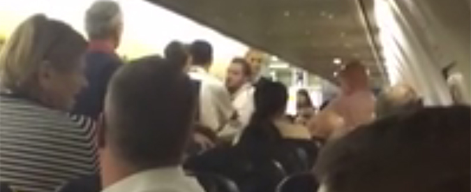 Copertina di Scoppia la rissa sul Ryanair Bruxelles-Malta. Comandante atterra a Pisa