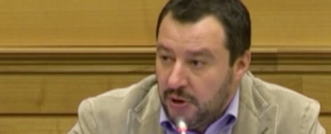 Copertina di Referendum Costituzionale, la profezia di Salvini: “Il cazzaro di Firenze ha un mese di vita politica”