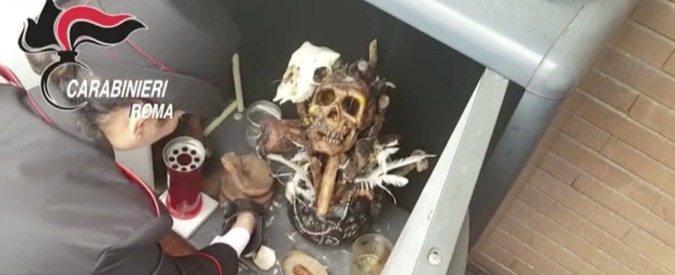 Copertina di Roma, nascondeva cocaina pura e contanti tra altari e teschi. Arrestata la “sciamana” della droga