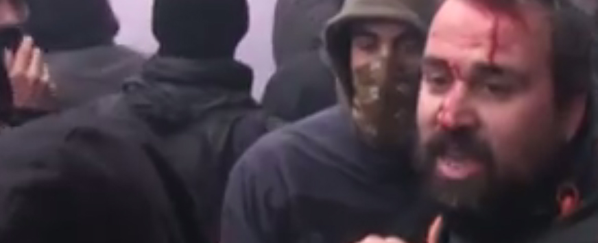 Copertina di Firenze: teste spaccate, bastoni e sassi. Dentro il corteo degli “anti-Leopolda”
