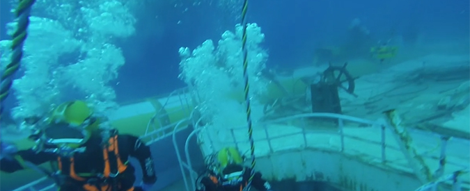 Copertina di Migranti, su Sky le spettacolari immagini del recupero del barcone su cui morirono in 970