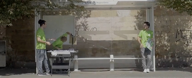 Copertina di Roma, calcio balilla alle fermate del bus per ingannare l’attesa infinita: l’esperimento funziona