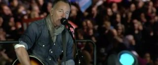 Copertina di Elezioni Usa 2016, Springsteen suona per la Clinton: “Trump dannoso e limitato”