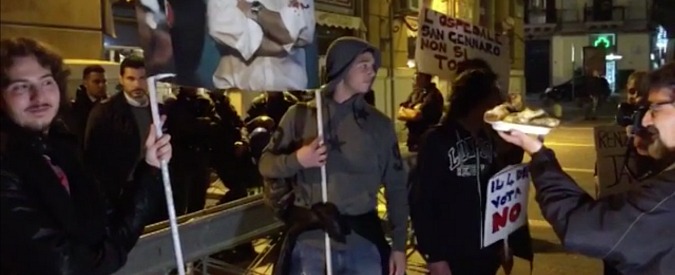 Copertina di De Luca, lo sfottò dei giovani davanti alla Regione Campania: “Voi fritture, noi frittata”