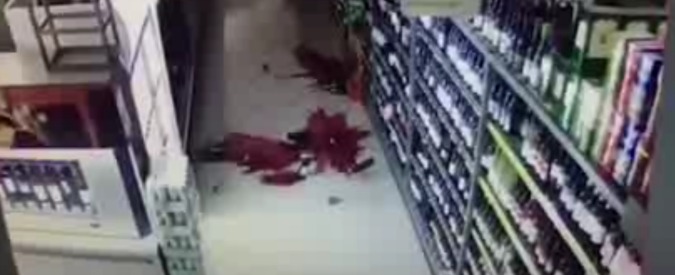 Copertina di Terremoto in Nuova Zelanda, gli scaffali del supermercato ballano e le bottiglie cadono una a una