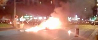 Copertina di Napoli-Dinamo Kiev, razzo nel taxi. L’auto finisce in fiamme a pochi passi dal San Paolo