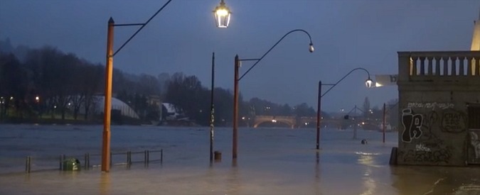 Copertina di Maltempo, il Po esonda a Torino. Acqua fuori dagli argini nella zona dei Murazzi