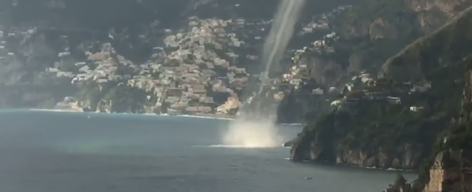 Copertina di Costiera amalfitana, lo spettacolo della tromba marina è mozzafiato