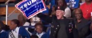 Copertina di Usa 2016, supporter di Trump si imbuca al comizio di Obama: fischi dalla folla e il presidente lo difende