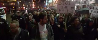 Copertina di Trump, migliaia in piazza contro l’elezione alla Casa Bianca del tycoon: scontri in diverse città
