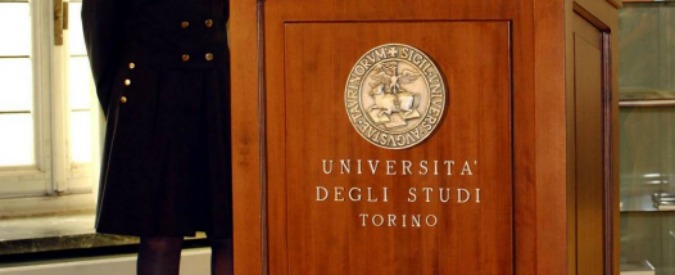 Torino, sesso e foto hot in cambio di voti alti all’Università: arrestato un professore