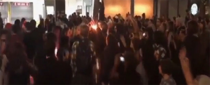 Copertina di Trump, proteste e incidenti in molte città Usa: “No all’America fascista, No Al KKK”