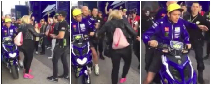 Copertina di Valencia, Valentino Rossi furioso nel paddock. La donna lo ostacola, lui reagisce così