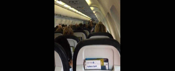 Copertina di Trump, il messaggio del comandante sull’aereo: “Allacciate le cinture e non parlate di politica”