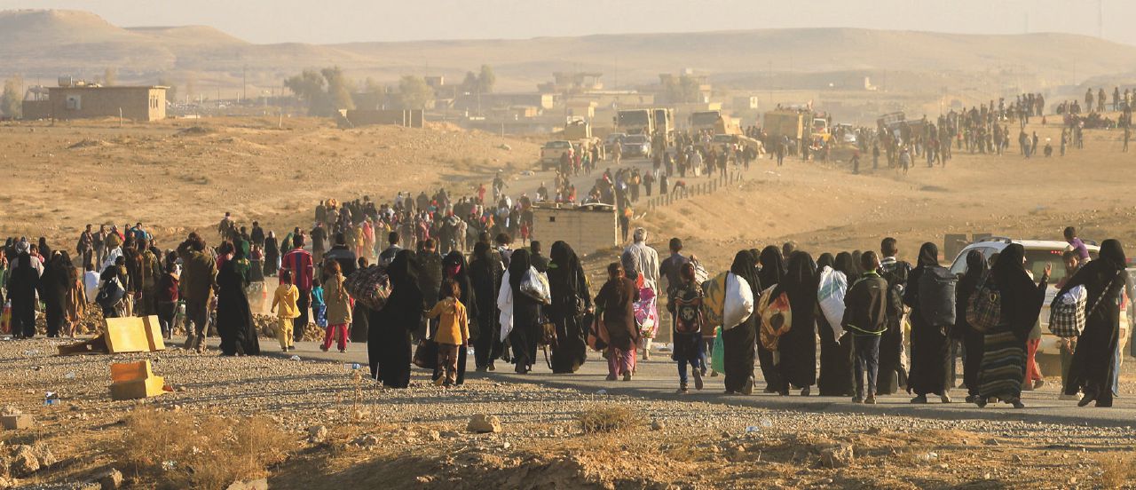 In fuga - Sfollati da Hammam al-Alil, a sud di Mosul - Reuters Mosul e Raqqa: così Erdogan gioca la sua partita a poker