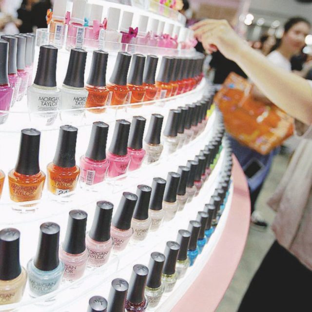 Gli smalti che abbiamo a casa sono pericolosi? Tra le sostanze da evitare c’è il “trio tossico”: i consigli dell’esperto