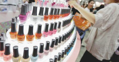 Copertina di Da settembre vietate nell’Unione Europea due sostanze tossiche contenute in gel e smalti per unghie