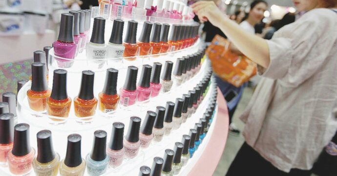 Da settembre vietate nell’Unione Europea due sostanze tossiche contenute in gel e smalti per unghie