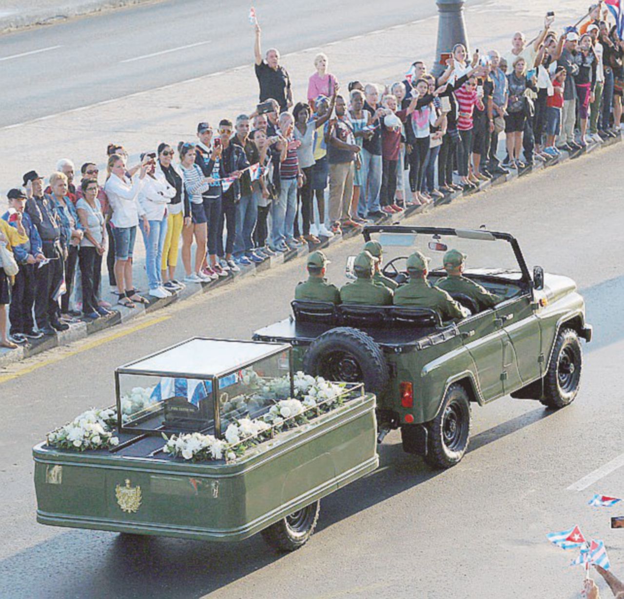 Come 60 anni fa - Il feretro con le ceneri di Castro ripercorrerà il tragitto dei rivoluzionari che liberarono l’isola dal regime di Batista - Ansa Un milione in coro per l’ultimo viaggio di Fidel