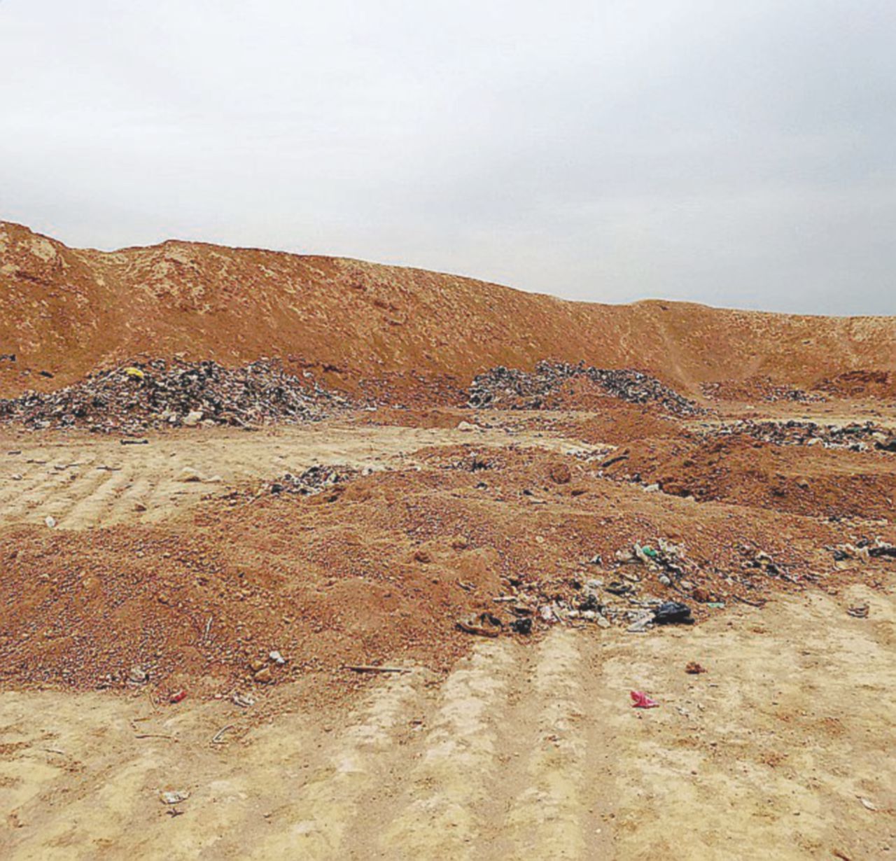 Città liberata - Una delle fosse comuni nel sobborgo di Mosul - Foto di P. Curzi Il primo giorno di scuola tra fosse e cadaveri