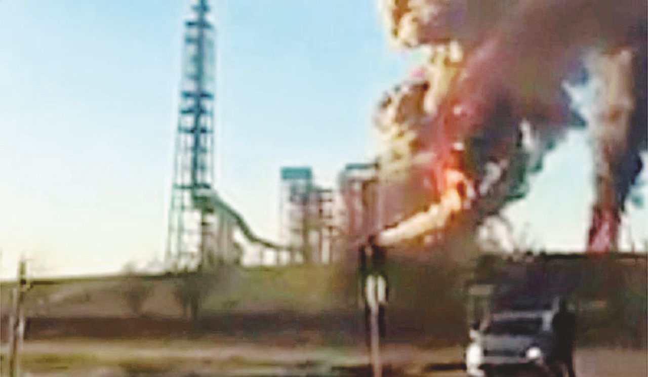 L’esplosione - La raffineria dell’Eni a Sannazzaro de’ Burgondi - Ansa Pavia, incendio in una raffineria dell’Eni