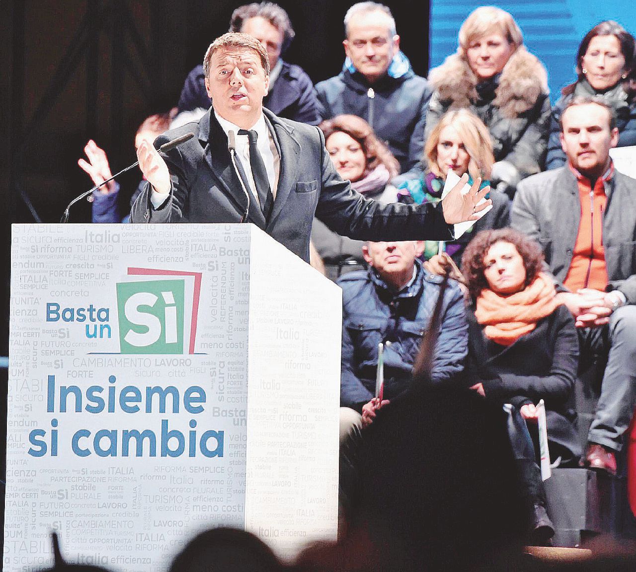 Ritorno a casa - Matteo Renzi ieri sera in piazza della Signoria a Firenze - Ansa “Sono stanchino ma gasatissimo”. Matteo ci crede