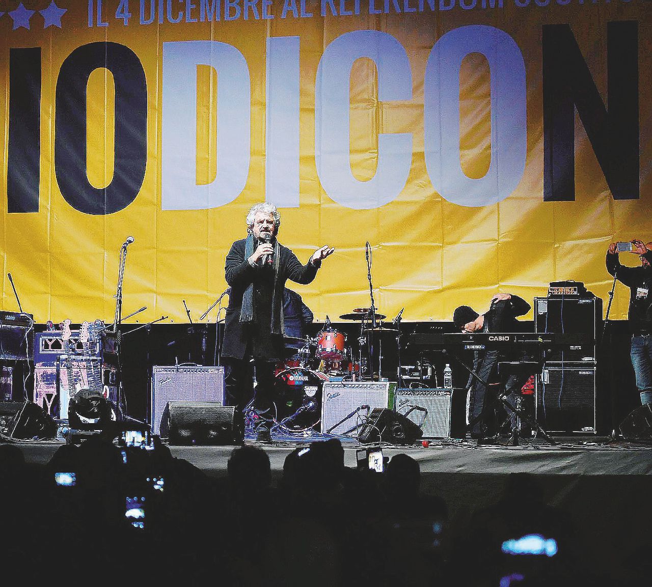Palco con le sindache - Beppe Grillo ha chiuso a Torino con Appendino e Raggi - Ansa Grillo ora fa il cauto: “Ho già comprato un sacco di Maalox”