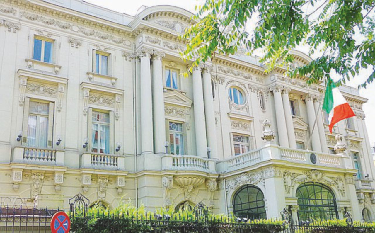L’ambasciata - La sede della rappresentanza diplomatica italiana a Madrid: qui la studentessa ha spedito il plico elettorale “Mail, attese, errori: chissà se alla fine ho votato”