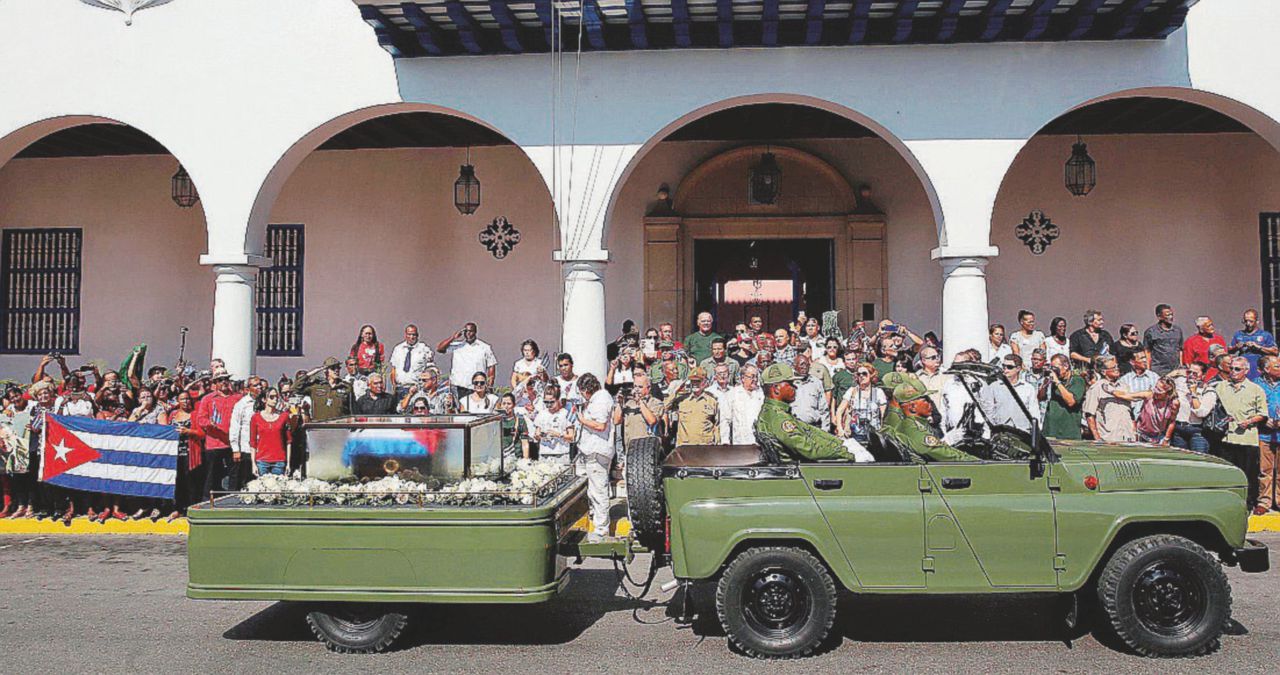 Il carro con le ceneri di Fidel Castro sfila a Santiago; il funerale si terrà oggi nel cimitero di S. Ifigenia - Ansa L’omaggio della città ribelle: “Siamo tutti Fidel”