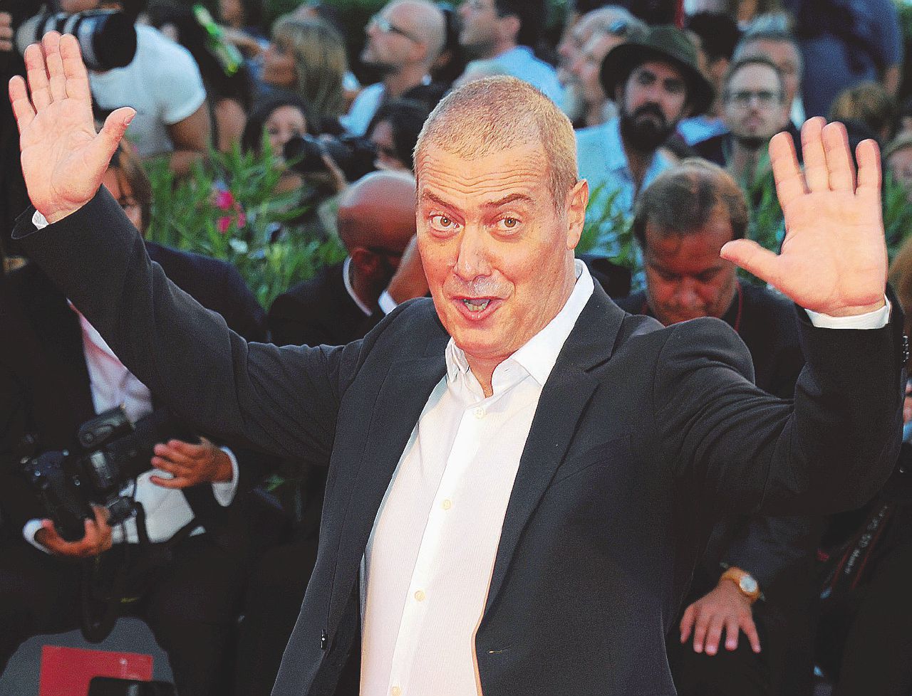 L’autore e attore Corrado Guzzanti fa il suo endorsement, ma il suo è un No poco convinto: “Questo referendum ha sbriciolato il Paese” - LaPresse Quesito falso, se fosse vero diremmo di Sì. Per questo voto No