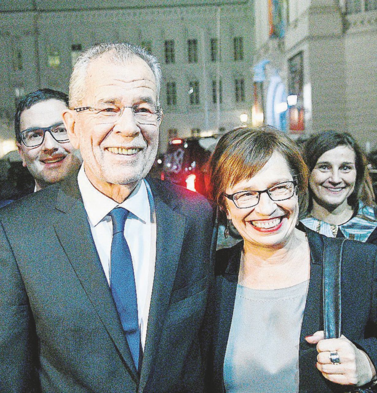 Sostegno da sinistra - Alexander Van der Bellen (72 anni) L’ecologista Van Bellen si fuma lo xenofono Hofer