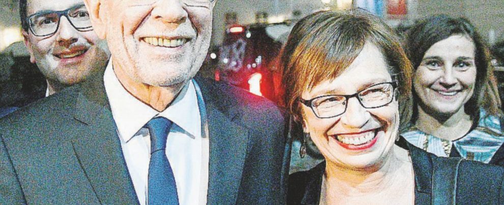 L’ecologista Van Bellen si fuma lo xenofobo Hofer L’ecologista Van Bellen si fuma lo xenofobo Hofer