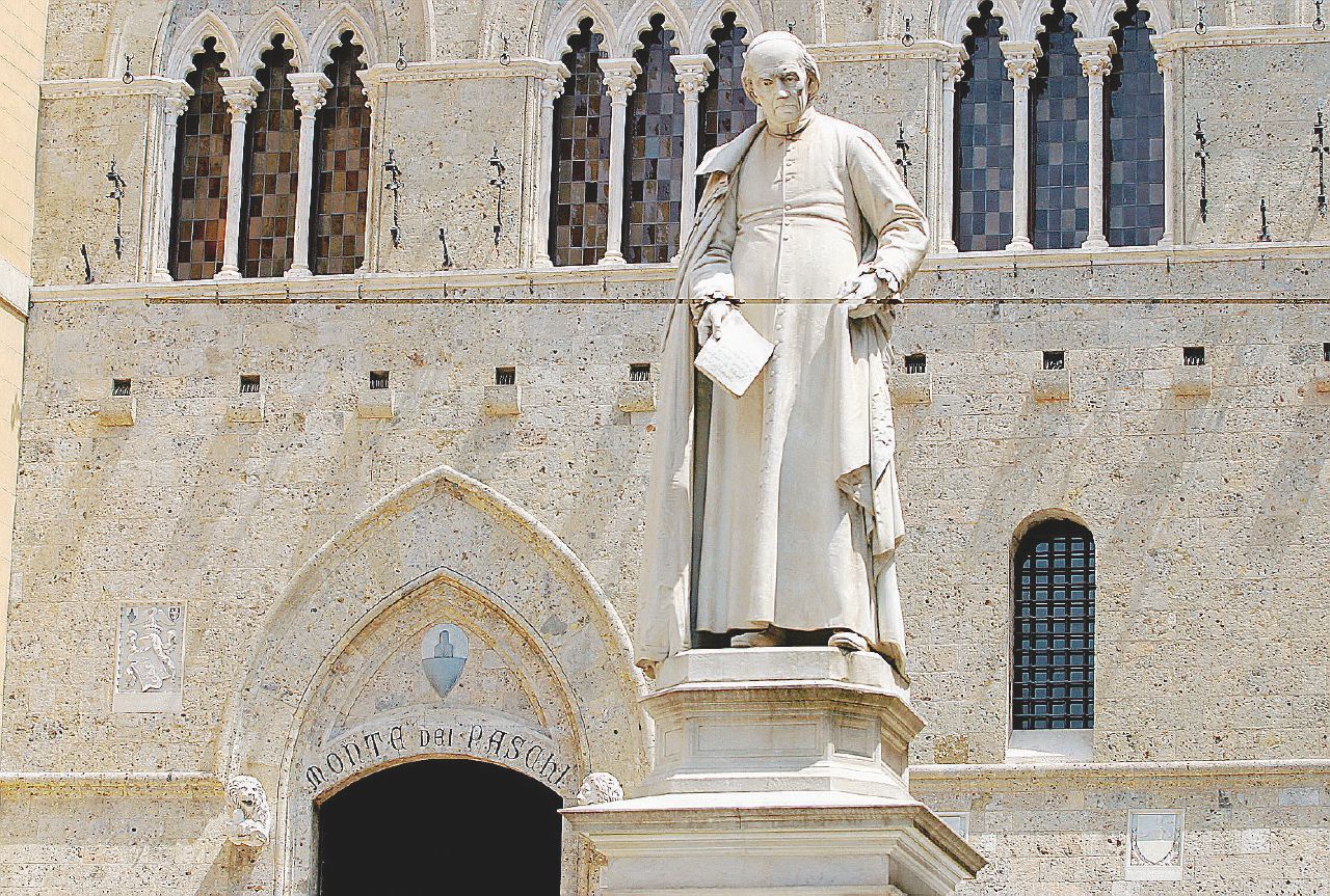 Nel guado - La sede a Siena del Monte Paschi: alla banca serve un aumento di capitale da 5 miliardi - LaPresse Viola, l’ora della la rivincita mentre Mps resta nel caos