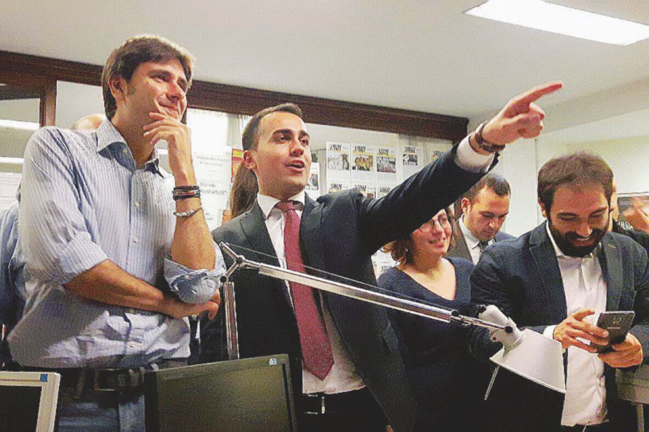 Domenica - I deputati M5s alla Camera durante lo spoglio dei voti 5 Stelle, votare subito (per non litigare)