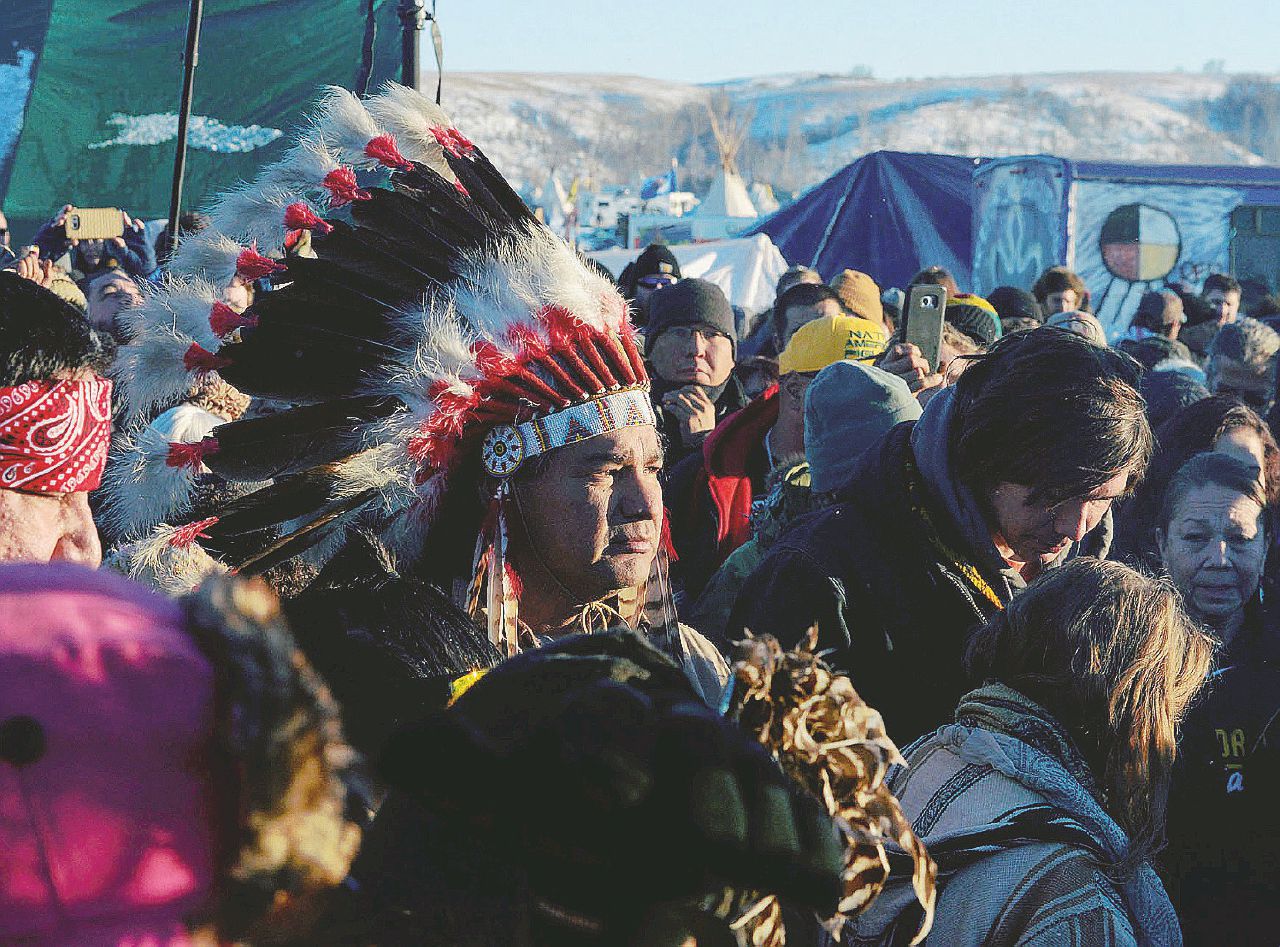 Standing Rock - Il campo indiano di Oceti Sakowin festeggia la decisione dell’esercito di fermare il progetto - Reuters Siamo tutti Sì(oux). La mezza vittoria degli anti-Trump