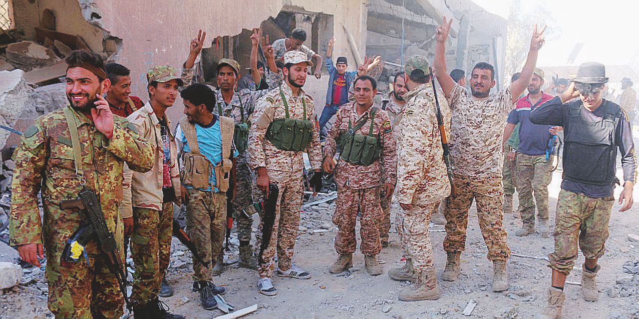 Dopo la battaglia - Un gruppo di soldati vittoriosi a Sirte - Reuters Sirte liberata dall’Isis, e Putin sogna Bengasi