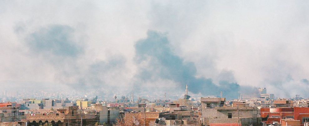 Sulla linea del fronte - A Mosul (nella foto, combattimenti tra esercito iracheno e Isis) l’ong Intersos ha un team di protezione e assistenza medica nelle aree di Ninewa e Salah EdDin, le più vicine al fronte - Ansa Un medico a Mosul: all’inferno e ritorno