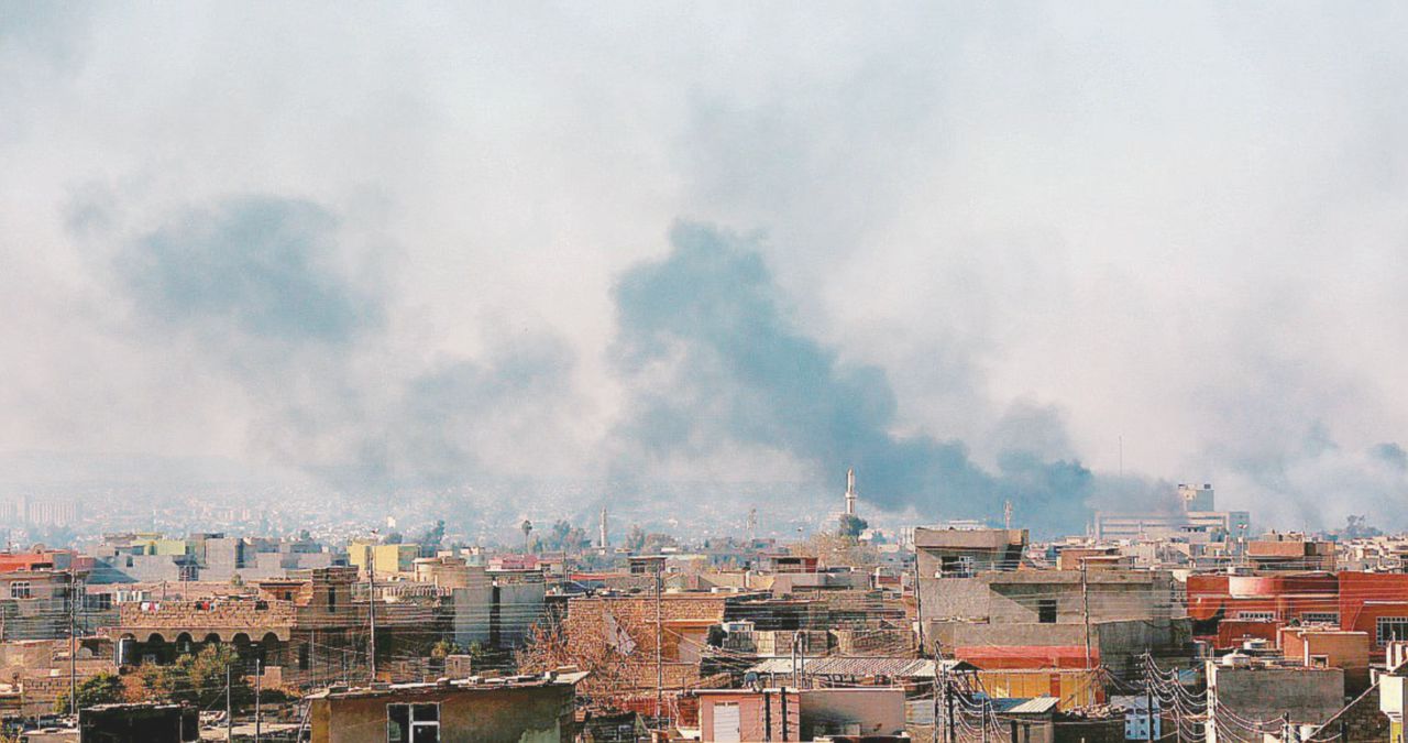 Sulla linea del fronte - A Mosul (nella foto, combattimenti tra esercito iracheno e Isis) l’ong Intersos ha un team di protezione e assistenza medica nelle aree di Ninewa e Salah EdDin, le più vicine al fronte - Ansa Un medico a Mosul: all’inferno e ritorno