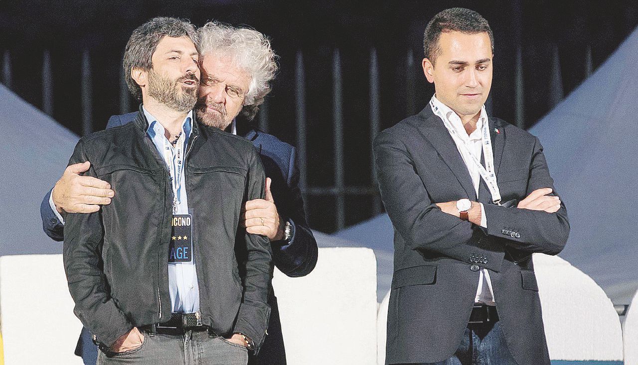 Divisi - Roberto Fico sul palco con Beppe Grillo e Luigi Di Maio - Ansa Fico avverte Di Maio: “Pronto a candidarmi”