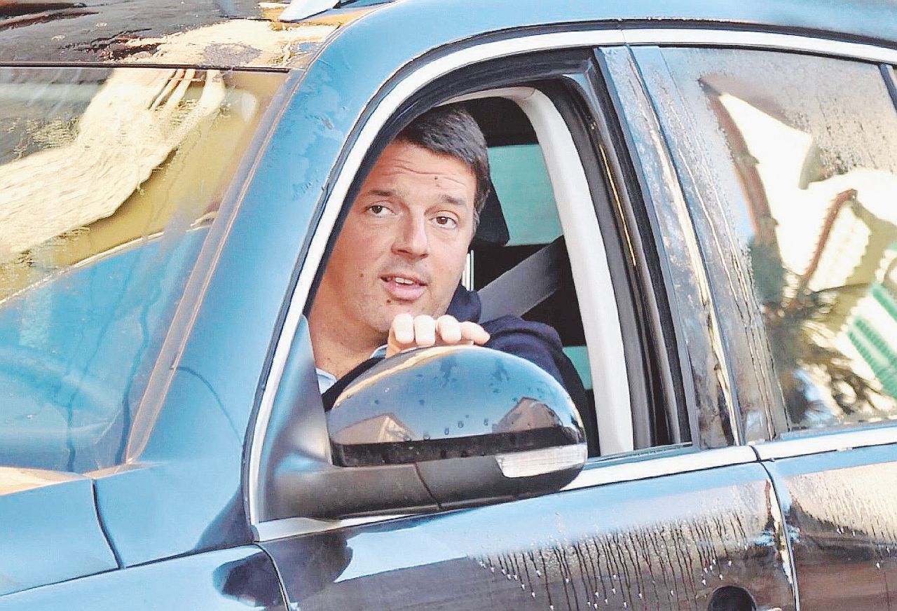 Autista - Ieri Matteo Renzi ha fatto “l’autista di me stesso”. Qui fuori da casa sua a Pontassieve - Ansa Playstation, Bmw e Agnese: ma pensa già alle primarie