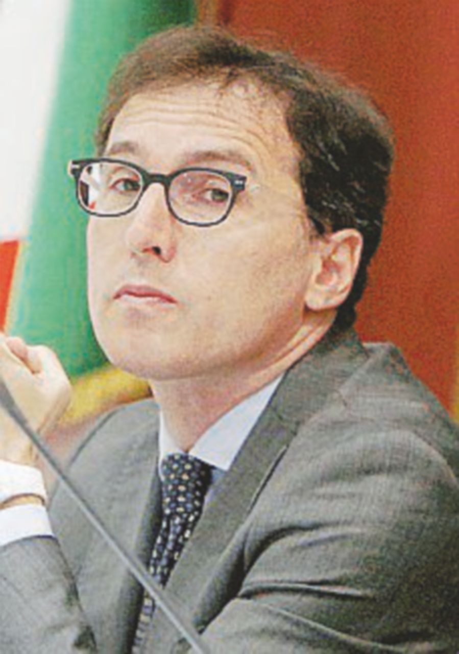 Lavora per Alfano, ma bastona su Twitter i dem anti-premier Lavora per Alfano, ma bastona su Twitter i dem anti-premier