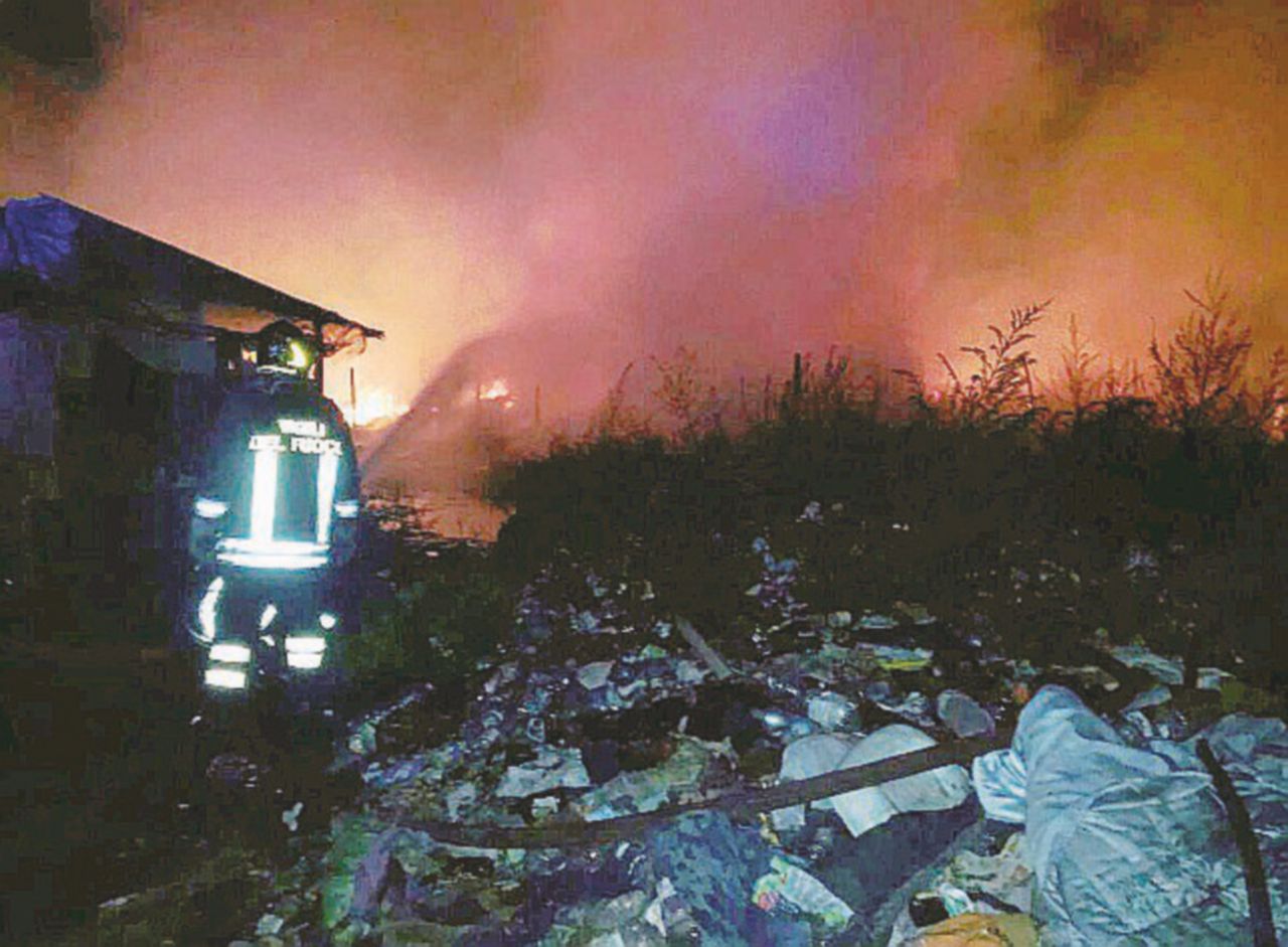 Borgo Mezzanone - L’intervento dei pompieri al “ghetto”: troppo tardi per Ivan - Ansa Foggia, nel “ghetto dei bulgari” la fine di un ragazzo tra le fiamme