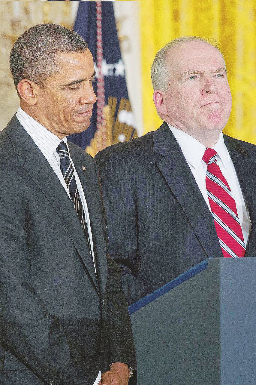Fronti opposti - John Brennan (Cia) con il presidente Obama Cinquanta sfumature di Cia: “Trump l’ha aiutato Putin”