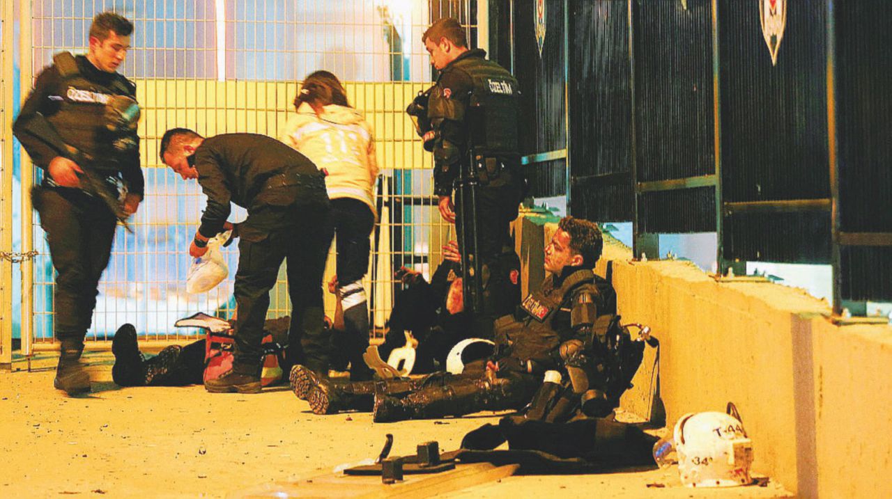 Poliziotti turchi dopo l’attentato allo stadio del Besiktas - Reuters I Falchi curdi firmano la strage dei poliziotti