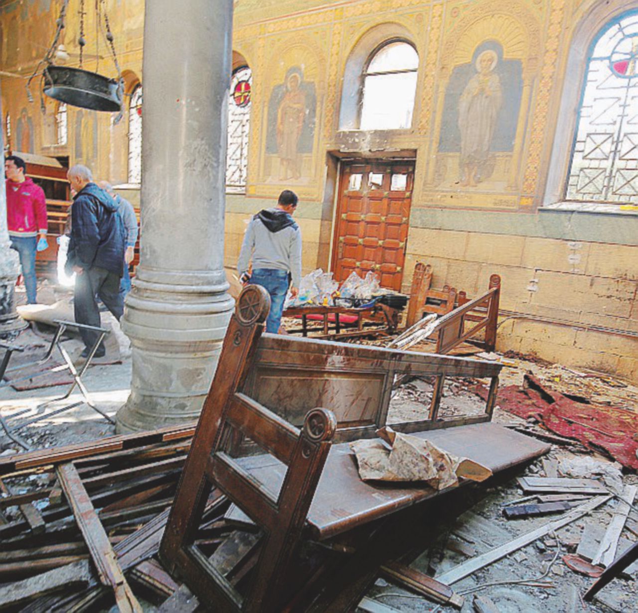 L’eccidio, La Cattedrale copta di San Marco al Cairo, tra le vittime si contano numerose donne - Reuters Bomba al Cairo contro i copti (e al Sisi): 25 morti