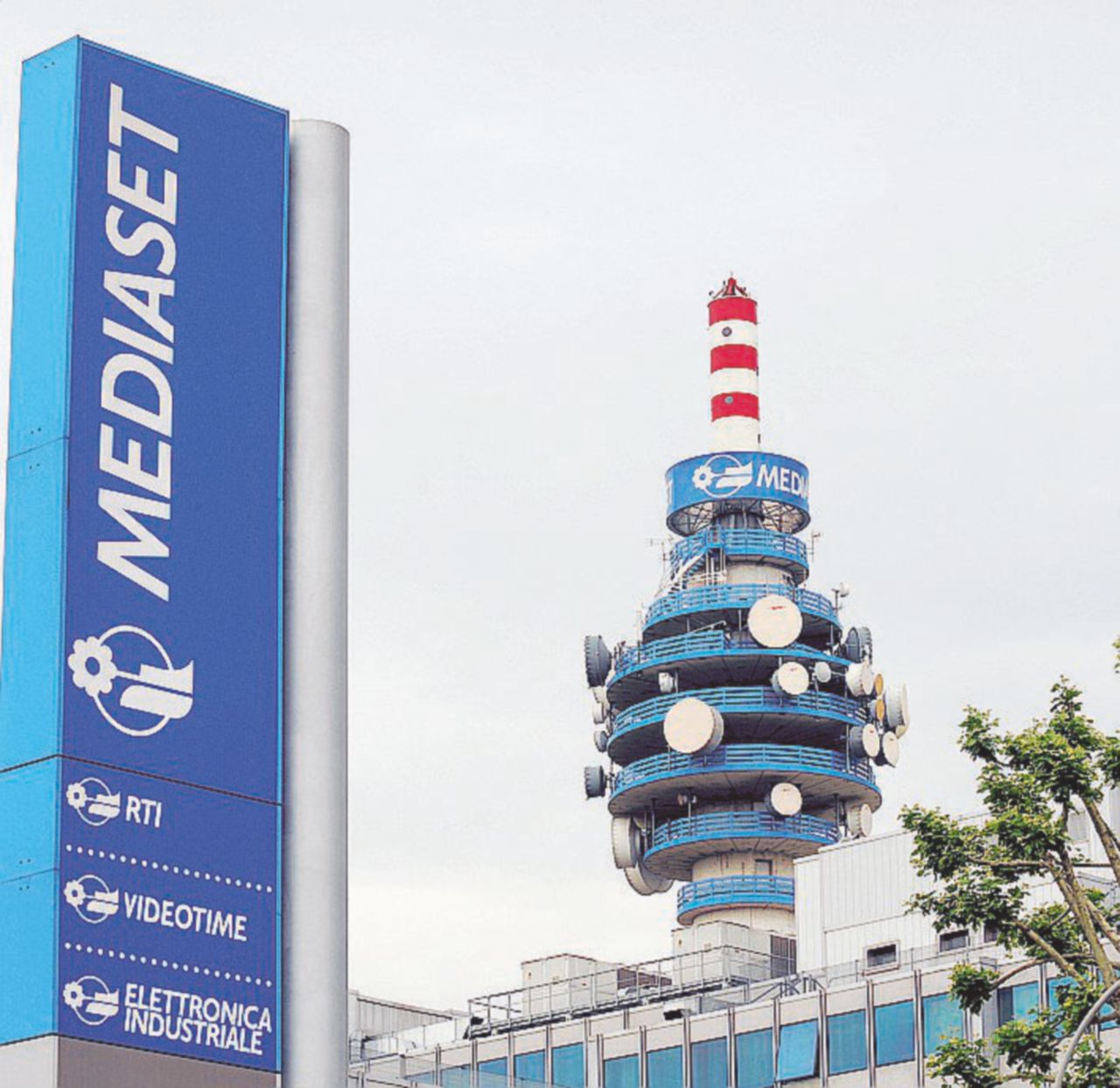 La preda - Da mesi Vivendi punta a Mediaset - LaPresse Colpo di Bolloré: Vivendi punta a scalare Mediaset