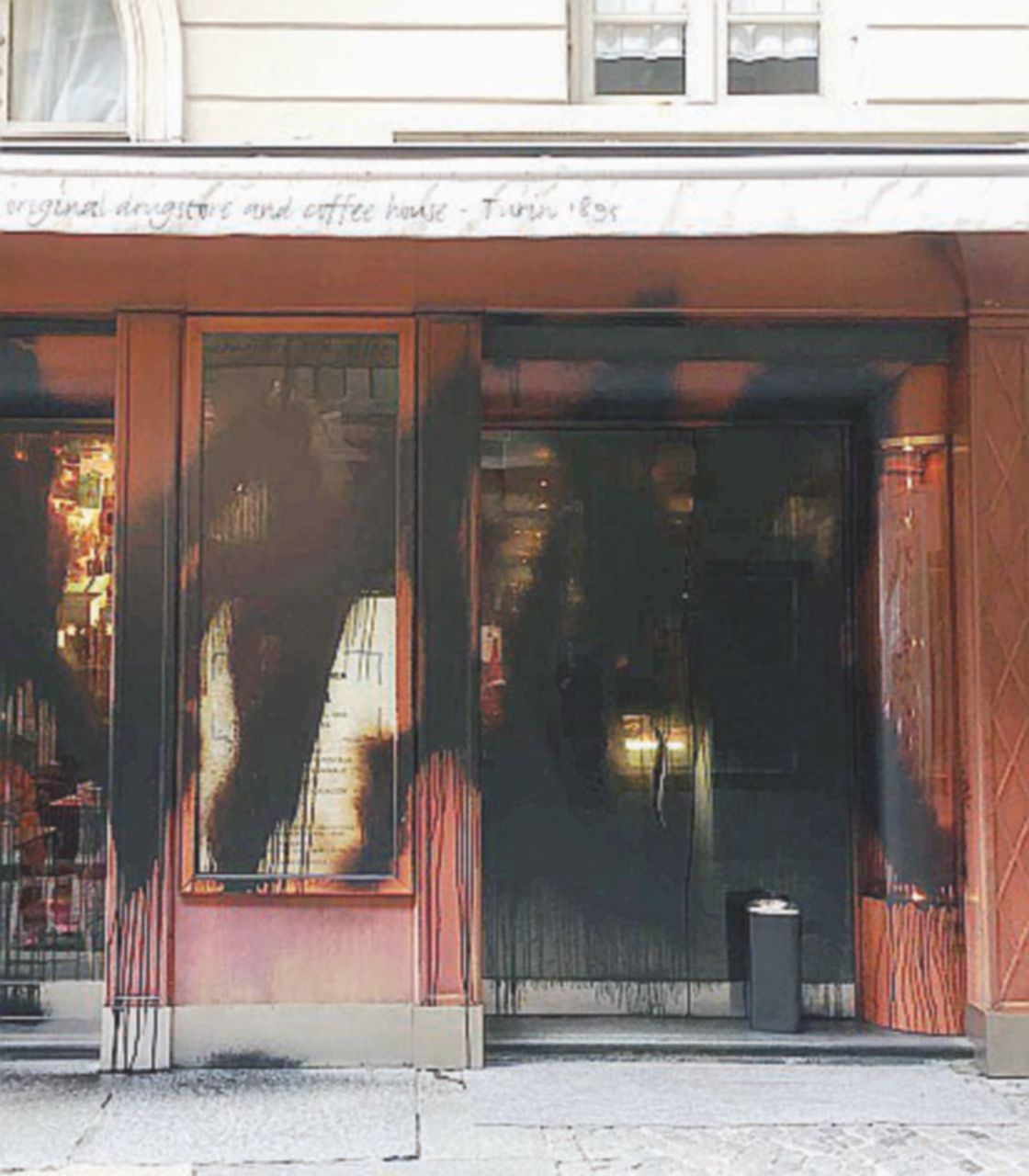 Il Coffee Corner Lavazza a Torino Sedi e bar Lavazza imbrattati dagli anarchici “sgomberati”